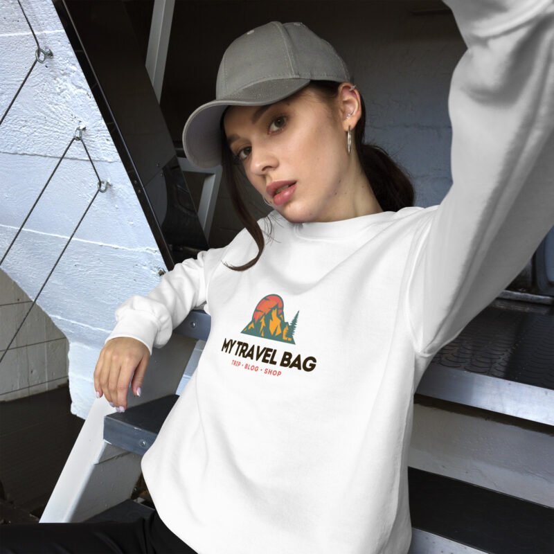 unisex-crew-neck-sweatshirt-white-front-654e64fedb5f9.jpg Felpa unisex morbida e robusta con logo My Travel Bag