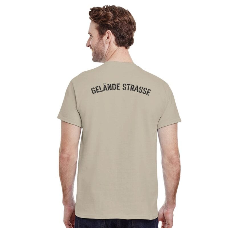 T-shirt girocollo color sabbia con logo fronte e retro – Collezione Gelände Strasse