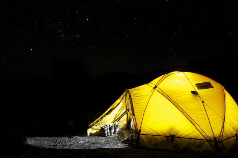 Come dormire bene in tenda: materassini, sacchi a pelo e trucchi da esperto